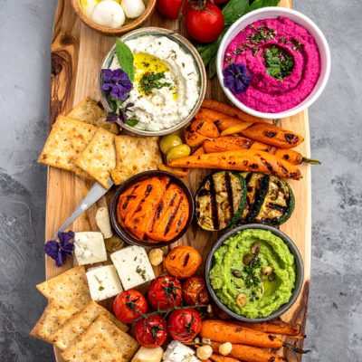 Firefly_scene-of-a-plant-board-platter-presented-on-a-jacaranda-wood-platter,-the-table-must--949648